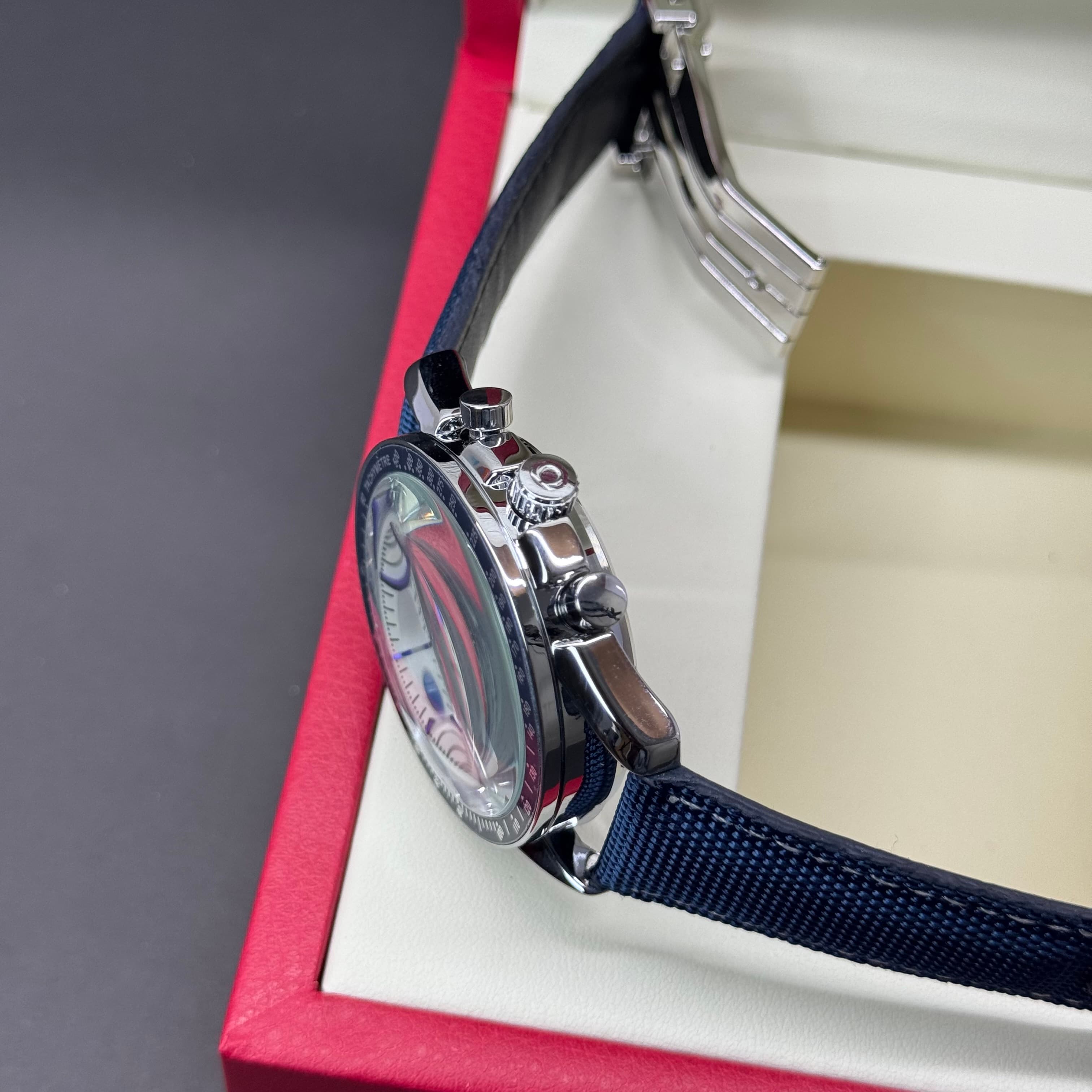 Omega Speedmaster Silver Snoopy (50th Anniversary Edition)